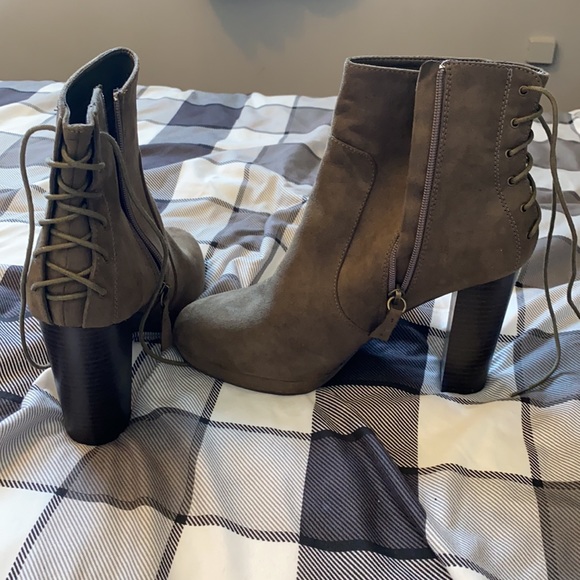 *SOLD* Heeled bootie - Picture 4 of 6